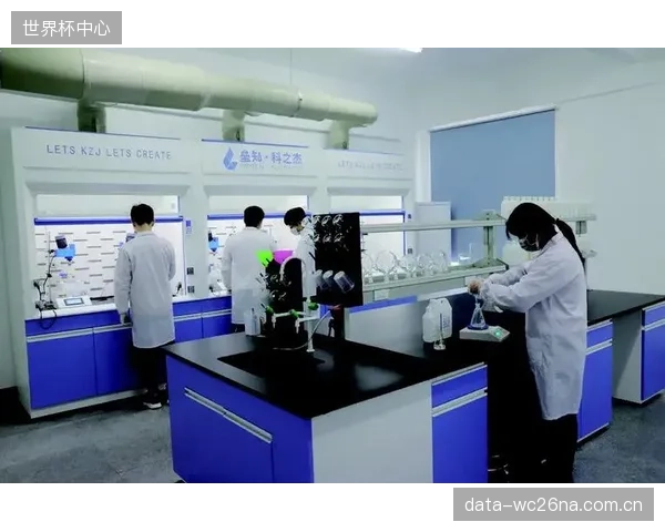 垒知科之杰在西部冰雪运动中心的实践表明，精确配比的聚羧酸减水剂已全面取代传统萘系减水剂